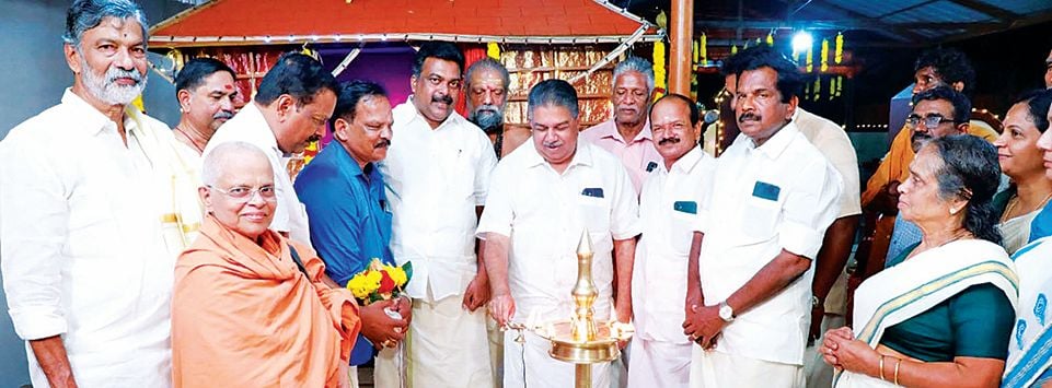 കുട്ടമ്പേരൂർ കുറ്റിയില്‍ ദുര്‍ഗാദേവീക്ഷേത്രത്തിലെ സപ്താഹയജ്ഞത്തോടനുബന്ധിച്ച് നടന്ന സാംസ്‌കാരികസമ്മേളനം മന്ത്രി സജി ചെറിയാന്‍ ഉദ്ഘാടനംചെയ്യുന്നു