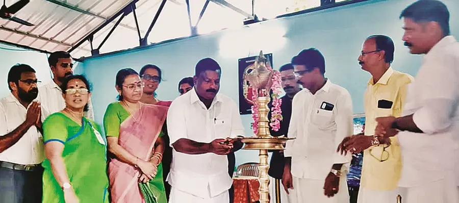 കുട്ടമ്പേരൂർ ശ്രീകാർത്യായനി വിദ്യാമന്ദിരത്തിലെ പ്രവേശനോത്സവം പഞ്ചായത്ത് പ്രസിഡന്റ് ബി കെ പ്രസാദ്
ഉദ്ഘാടനംചെയ്യുന്നു