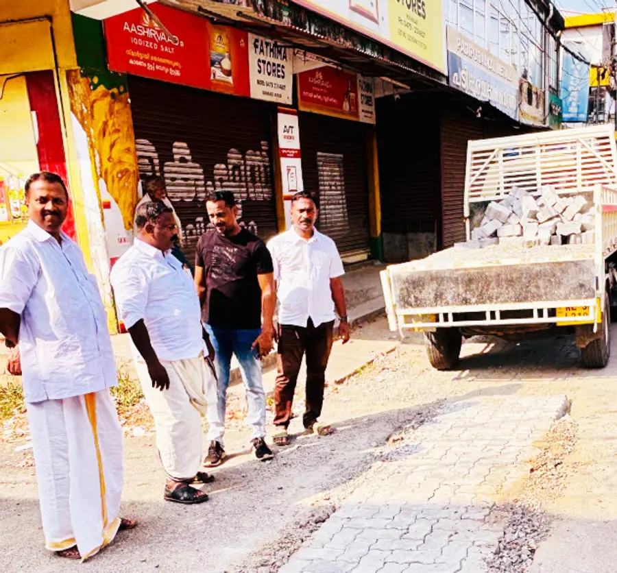 മാന്നാർ പഞ്ചായത്ത്  പോസ്റ്റ് ഓഫീസ് ജങ്ഷനിൽ ഇന്റർലോക്ക് പാകുന്നു