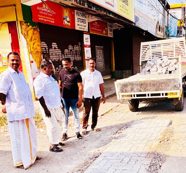 മാന്നാർ പഞ്ചായത്ത്  പോസ്റ്റ് ഓഫീസ് ജങ്ഷനിൽ ഇന്റർലോക്ക് പാകുന്നു