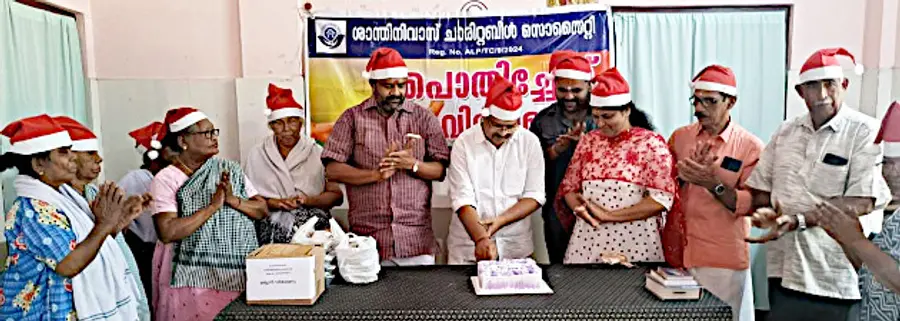 കുട്ടമ്പേരൂർ ശാന്തിനിവാസ് ചാരിറ്റബിൾ സൊസൈറ്റിയുടെ പുതുവത്സരാഘോഷവും സൗജന്യ മരുന്നുവിതരണവും മാവേലിക്കര എൻഎസ്എസ് താലൂക്ക് യൂണിയൻ വൈസ് പ്രസിഡന്റ്‌ സതീഷ് ചെന്നിത്തല ഉദ്ഘാടനംചെയ്യുന്നു
