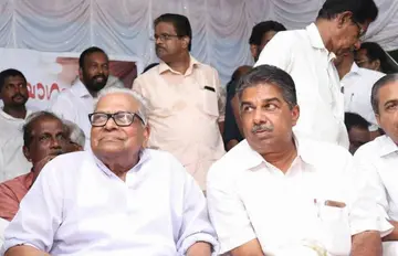 2018-ലെ ചെങ്ങന്നൂര്‍ ഉപതെരഞ്ഞെടുപ്പില്‍ തൃപ്പെരുന്തുറയില്‍ സംഘടിപ്പിച്ച പൊതുയോഗത്തില്‍  വി എസ്​ അച്യുതാനന്ദന്‍  പങ്കെടുത്തപ്പോള്‍