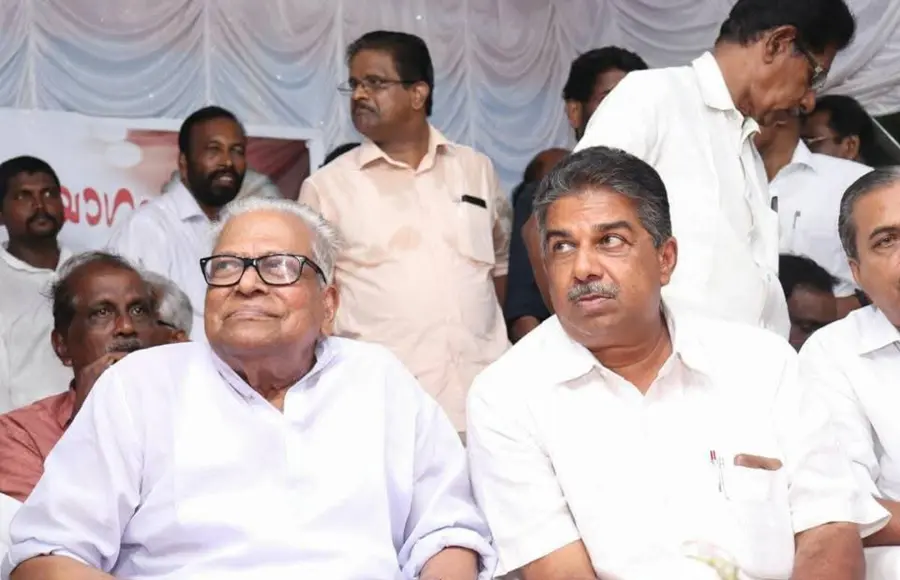 2018-ലെ ചെങ്ങന്നൂര്‍ ഉപതെരഞ്ഞെടുപ്പില്‍ തൃപ്പെരുന്തുറയില്‍ സംഘടിപ്പിച്ച പൊതുയോഗത്തില്‍  വി എസ്​ അച്യുതാനന്ദന്‍  പങ്കെടുത്തപ്പോള്‍