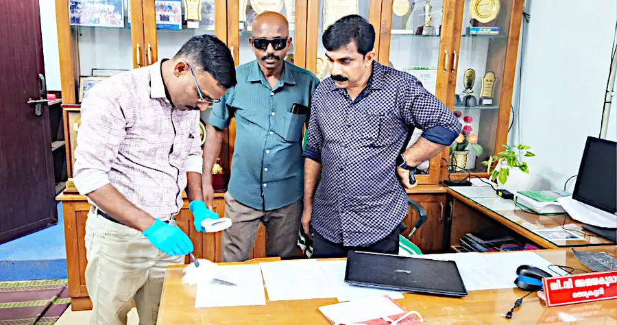 കഴിഞ്ഞ ദിവസം മോഷണം നടന്ന ഭരണിക്കാവ് ബ്ലോക്ക് പഞ്ചായത്ത് ഓഫീസിൽ വിരലടയാള വിദഗ്ധർ
പരിശോധന നടത്തുന്നു