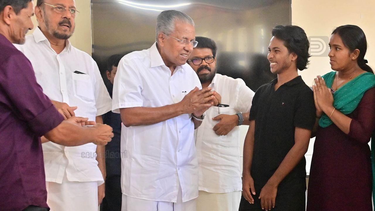 Mundakkai Chooralmala victims with Pinarayi Vijayan