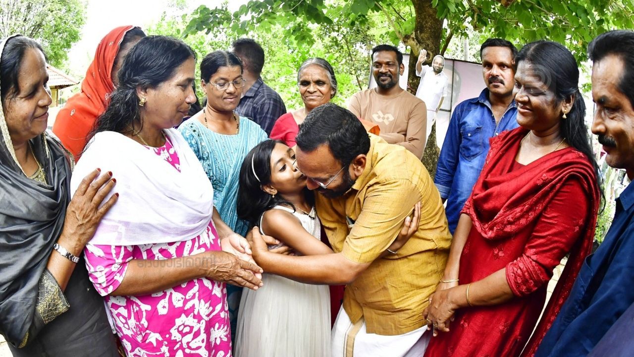 Mundakkai Chooralmala victims with k rajan