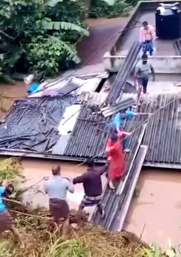 വീട്ടമ്മയെ രക്ഷപ്പെടുത്തുന്നനു