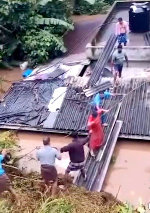 വീട്ടമ്മയെ രക്ഷപ്പെടുത്തുന്നനു