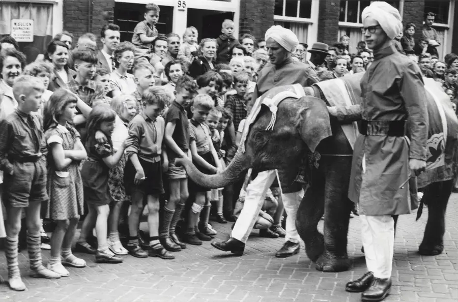 ആംസ്റ്റർഡാമിലെത്തിയ മുരുകന്‌ ലഭിച്ച വരവേൽപ്പ്‌ (നെതർലൻഡ്‌സ്‌ നാഷണൽ ആർക്കൈവ്‌സിൽ നിന്ന്‌)