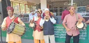 മുഹമ്മദ് ഹുസൈൻ ഹാജിയും സംഘവും മുട്ടുംവിളി അവതരിപ്പിക്കുന്നു