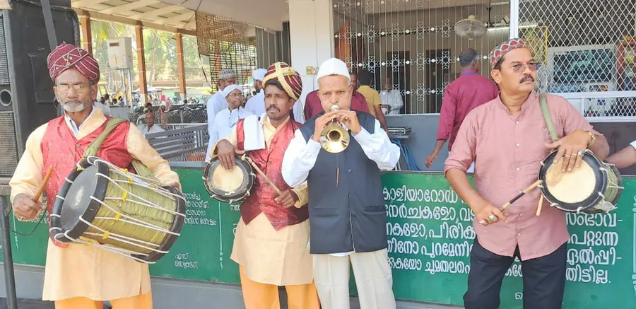 മുഹമ്മദ് ഹുസൈൻ ഹാജിയും സംഘവും മുട്ടുംവിളി അവതരിപ്പിക്കുന്നു