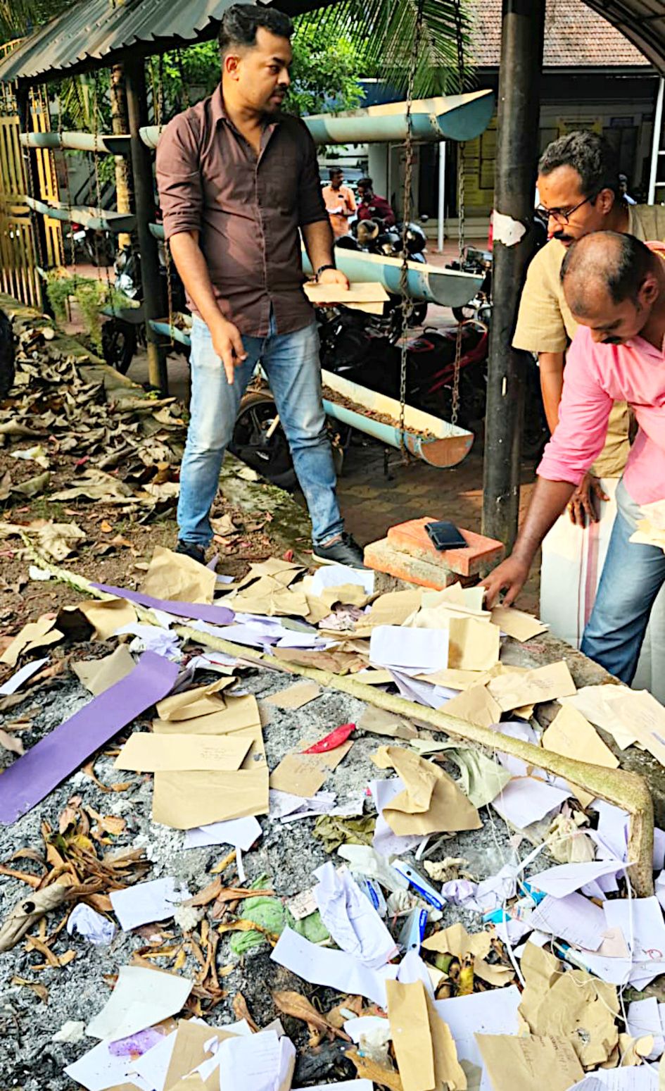 നഷ്ടപ്പെട്ട പോസ്റ്റൽ ബാലറ്റ് അപേക്ഷകൾ ഉദ്യോഗസ്ഥർ ചവറുകൂനയിൽ തെരയുന്നു