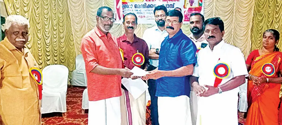 സാജൻ വർഗീസിൽനിന്ന് അഭയം പെയിൻ ആൻഡ് പാലിയേറ്റീവ് കെയർ സൊസൈറ്റി ഉപദേശക സമിതി ചെയർമാൻ കെ മധുസൂദനൻ സമ്മതപത്രം ഏറ്റുവാങ്ങുന്നു