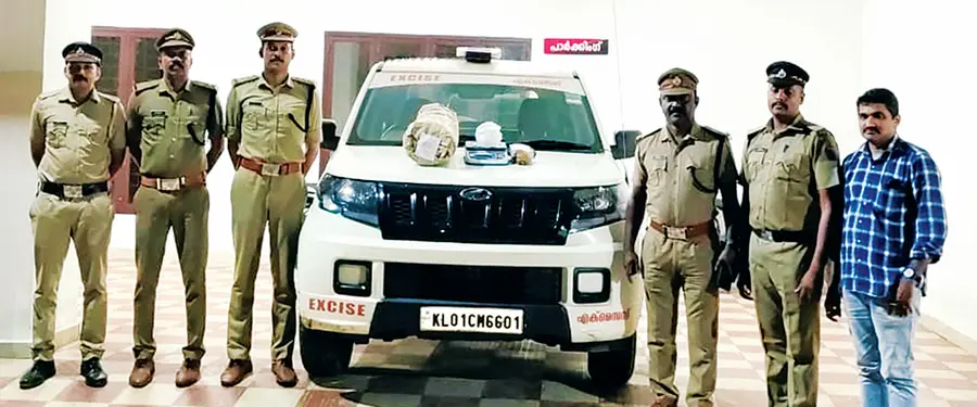 പിടിച്ചെടുത്ത കഞ്ചാവുമായി എക്സൈസ് ഉദ്യോഗസ്ഥർ