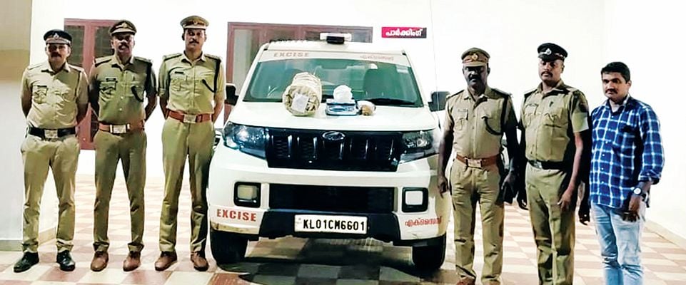 പിടിച്ചെടുത്ത കഞ്ചാവുമായി എക്‌സൈസ് ഉദ്യോഗസ്ഥർ