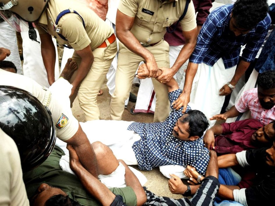 വിദ്യാർഥികളെക്കൊണ്ട്‌ കാൽകഴുകിച്ച മാവേലിക്കര വിദ്യാധിരാജ വിദ്യാപീഠം സെൻട്രൽ ആൻഡ് സൈനിക് സ്കൂളിലേക്ക്‌ ഡിവൈഎഫ്‌ഐ നടത്തിയ മാർച്ചിനിടെ കേന്ദ്ര കമ്മിറ്റിയംഗം ആർ രാഹുലിനെ പൊലീസ്‌ അറസ്‌റ്റുചെയ്‌ത്‌ നീക്കുന്നു