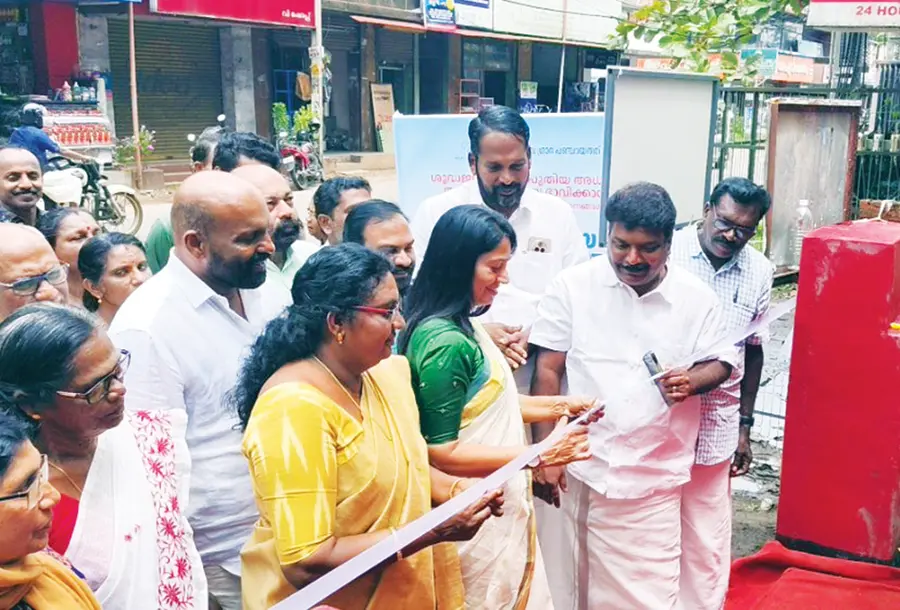 ഭരണിക്കാവ് പഞ്ചായത്ത് സ്ഥാപിച്ച വാട്ടർ എടിഎം യു പ്രതിഭ എംഎൽഎ
ഉദ്ഘാടനംചെയ്യുന്നു