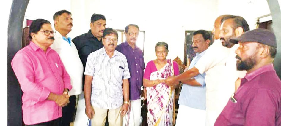 CPI(M) Area Secretary G Ajayakumar hands over Jayan's posthumous financial assistance amount at Thekkekkara Pallikkal East Jyothi Bhavan