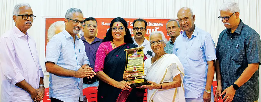 ടി എസ് മുരളി സ്മാരക പുരസ്കാരം പി കെ മേദിനിക്ക് സിപിഐ എം കേന്ദ്രകമ്മിറ്റി അംഗം സി എസ് സുജാത സമർപ്പിക്കുന്നു
