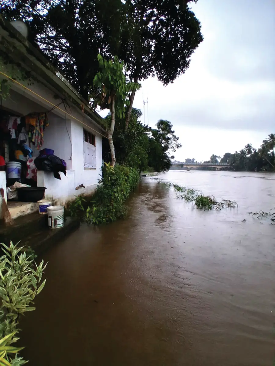 നഗരസഭയിൽ സ്രാമ്പിക്കൽ ഭാഗത്ത്
അച്ചൻകോവിലാർ കരകവിഞ്ഞപ്പോൾ
ഭീഷണിയിലായ വീട്
