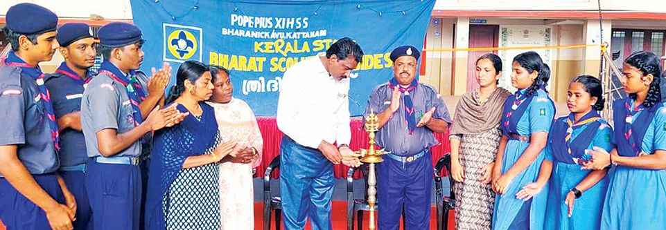 കറ്റാനം പോപ് പയസ് എച്ച്എസ്എസിൽ നിയമ ബോധവൽക്കരണ സെമിനാർ മഹാത്മാഗാന്ധി  ദേശീയ ഗ്രാമീണ തൊഴിലുറപ്പ് പദ്ധതി ഓംബുഡ-്‌സ-്‌മാൻ ഡോ. സജി മാത്യു ഉദ്ഘാടനംചെയ്യുന്നു