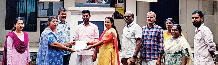 രാജാരവിവര്‍മ സെന്റര്‍ ഓഫ് എക്‌സലന്‍സ് ഫോര്‍ വിഷ്വല്‍ ആര്‍ട്സിന് കണ്ടെത്തിയ ഭൂമിയുടെ രേഖകൾ റവന്യൂവകുപ്പ് ഉദ്യോഗസ്ഥർ എം എസ് അരുൺകുമാർ എംഎൽഎയുടെ സാന്നിധ്യത്തിൽ സെന്റർ അഡ്‌മിനിസ്‌ട്രേറ്റീവ് ഓഫീസർ  വി കെ രാജശ്രീക്ക് കൈമാറുന്നു