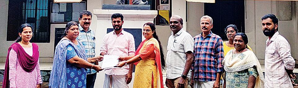 രാജാരവിവര്‍മ സെന്റര്‍ ഓഫ് എക്‌സലന്‍സ് ഫോര്‍ വിഷ്വല്‍ ആര്‍ട്സിന് കണ്ടെത്തിയ ഭൂമിയുടെ രേഖകൾ റവന്യൂവകുപ്പ് ഉദ്യോഗസ്ഥർ എം എസ് അരുൺകുമാർ എംഎൽഎയുടെ സാന്നിധ്യത്തിൽ സെന്റർ അഡ്‌മിനിസ്‌ട്രേറ്റീവ് ഓഫീസർ  വി കെ രാജശ്രീക്ക് കൈമാറുന്നു