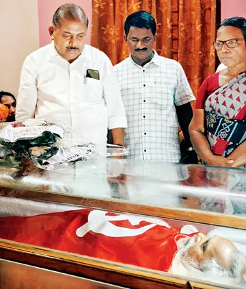 CPI(M) District Secretary R Nassar pays last respects to TP Gopalan