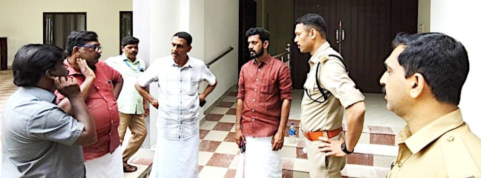 മാവേലിക്കര എക്‌സൈസ് റേഞ്ച്, സർക്കിൾ ഓഫീസുകൾക്കായി തഴക്കര പഞ്ചായത്തിലെ വഴുവാടിയിൽ  ഉദ്​ഘാടനത്തിനൊരുങ്ങിയ കെട്ടിടസമുച്ചയം എം എസ് അരുൺകുമാർ എംഎൽഎ സന്ദർശിക്കുന്നു