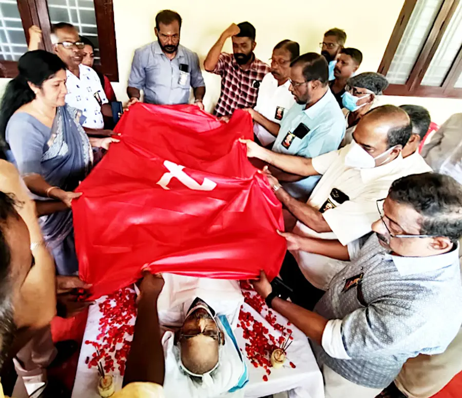 ആർ ഭാസ-്കരന്റെ മൃതദേഹത്തിൽ സിപിഐ എം നേതാക്കൾ പാർടി പതാക പുതപ്പിക്കുന്നു