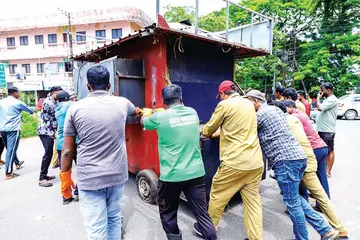  നഗരസഭ നേതൃത്വത്തിൽ ആലപ്പുഴ പട്ടണത്തിലെ വഴിയോര കടകൾ നീക്കംചെയ്യുന്നു 