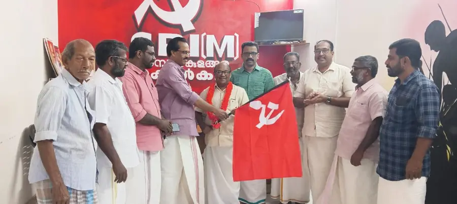 സിപിഐ എമ്മുമായി സഹകരിച്ച് പ്രവർത്തിക്കാൻ തീരുമാനിച്ച എൻ സി പി മുൻജില്ലാ സെക്രട്ടറി വി അമൃത ലാലിനെ  സിപിഐ എം ഏരിയ സെക്രട്ടറി പി രഘുനാഥ് പതാക നൽകി സ്വീകരിക്കുന്നു