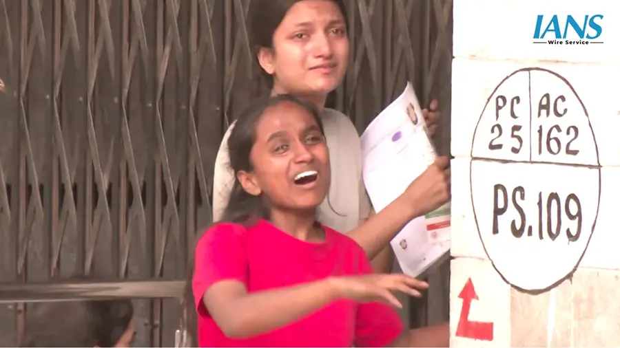 സമയം വൈകിയെന്നാരോപിച്ച്‌ പരീക്ഷയെഴുതാൻ അനുവദിക്കാത്തതിനെത്തുടർന്ന്‌  ബംഗളൂരു ആർസി ഗവ. കോളേജിലെ കേന്ദ്രത്തിനുപുറത്ത്‌ വിദ്യാർഥികൾ പൊട്ടിക്കരയുന്നു