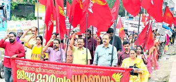 സിവിൽ സര്വീസിനെ തകർക്കുന്ന കേന്ദ്ര - സംസ്ഥാന സർക്കാരുകളുടെ നടപടികൾ അവസാനിപ്പിക്കണമെന്നാവശ്യപ്പെട്ട്
എൻജിഒ യൂണിയൻ ജില്ലാ കമ്മിറ്റിയുടെ നേതൃത്വത്തില് നടത്തിയ കലക്ട്രേറ്റ് മാർച്ച്