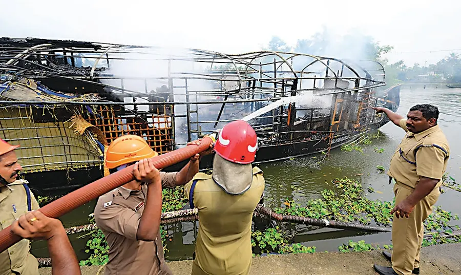 പുരവഞ്ചി കത്തിനശിച്ചു