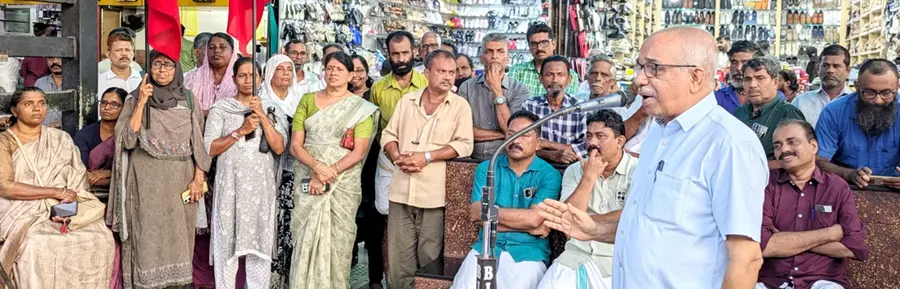 നിപാ പ്രതിരോധത്തിൽ സംസ്ഥാന സർക്കാറിന്റെ അനാസ്ഥയ്ക്കെതിരെ സിപിഐ എം കോഴിക്കോട് നഗരത്തിൽ സംഘടിപ്പിച്ച പ്രതിഷേധം സംസ്ഥാന കമ്മിറ്റിയംഗം
എ പ്രദീപ്കുമാർ ഉദ്ഘാടനം ചെയ്യുന്നു