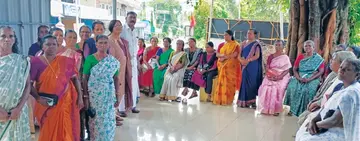 എൻആർഇജി വർക്കേഴ്സ് യൂണിയൻ ചെറിയനാട് പഞ്ചായത്ത് കമ്മിറ്റിയുടെ നേതൃത്വത്തിൽ കൊല്ലകടവിൽ നടന്ന സമരം യൂണിയൻ ജില്ലാ എക്സിക്യൂട്ടീവ് അംഗം കെ എം ശ്രീദേവി ഉദ്ഘാടനം ചെയ്യുന്നു