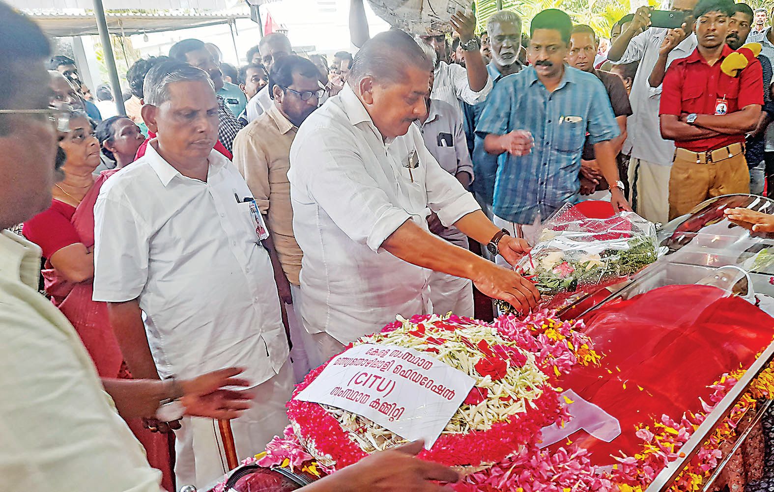 സിപിഐ എം ജില്ലാ സെക്രട്ടറി ആർ നാസർ റീത്ത് സമർപ്പിക്കുന്നു