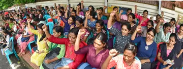 പൊലീസ് അതിക്രമത്തിൽ പ്രതിഷേധിച്ച് യുണൈറ്റഡ് നഴ്സസ് അസോസിയേഷൻ പ്രവർത്തകർ കരിദിനമാചരിച്ച് കലക്ട്രേറ്റിന് മുന്പിൽ പ്രതിഷേധിക്കുന്നു