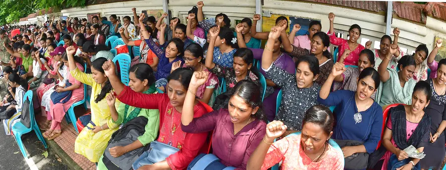 പൊലീസ്‌ അതിക്രമത്തിൽ പ്രതിഷേധിച്ച്‌ യുണൈറ്റഡ്‌ നഴ്‌സസ്‌ അസോസിയേഷൻ പ്രവർത്തകർ കരിദിനമാചരിച്ച്‌ കലക്‌ട്രേറ്റിന്‌ മുന്പിൽ പ്രതിഷേധിക്കുന്നു