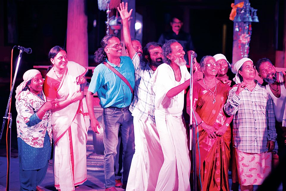 എൻടിവി വീട്ടുമുറ്റത്ത് നാടകം അവതരിപ്പിക്കുന്നു