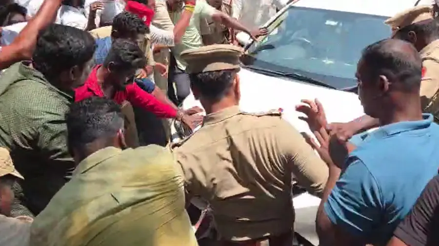Narayanasamy supporters picketing Vythialingam MP