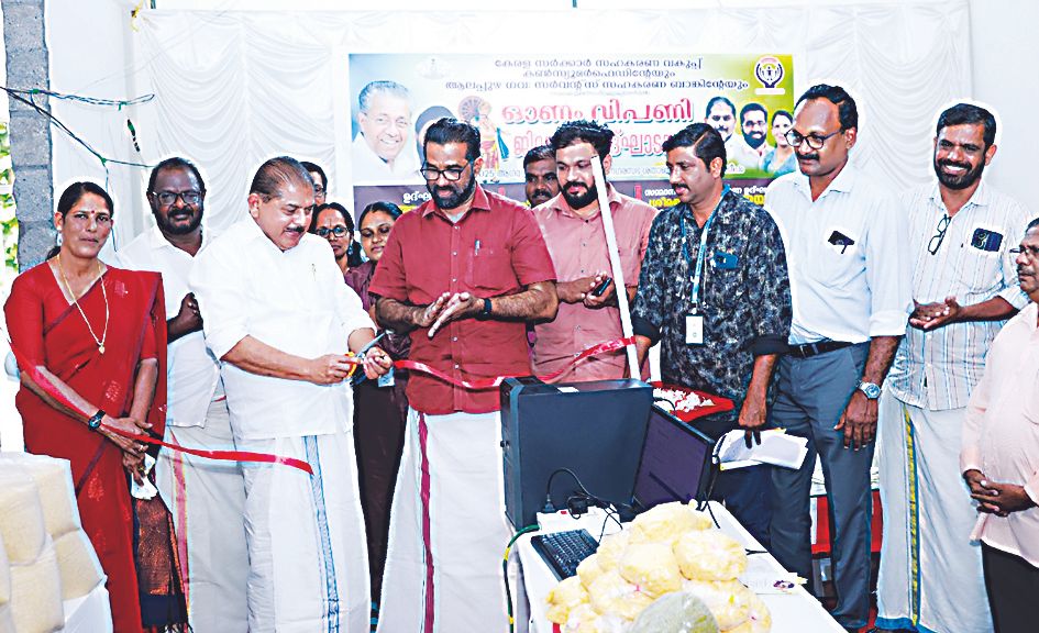   കലക്‍ടറേറ്റിന് സമീപത്ത് ആരംഭിച്ച ഓണച്ചന്ത ജില്ലാ പഞ്ചായത്ത് മുൻ പ്രസിഡന്റ്‌ ആർ നാസർ  ഉദ്ഘാടനംചെയ്യുന്നു