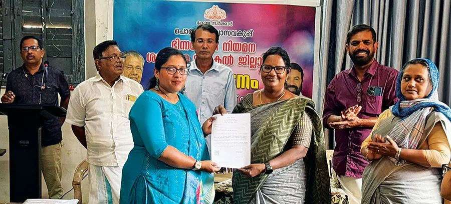 ആലപ്പുഴ വിദ്യാഭ്യാസ ഉപഡയറക്‌ടർ ഇ എസ് ശ്രീലത നിയമന ശുപാർശ വിതരണം ഉദ്‌ഘാടനംചെയ്യുന്നു