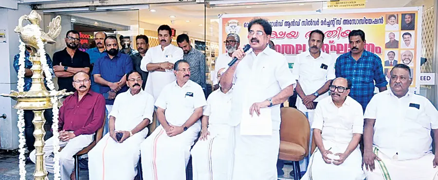 ഓൾ കേരള ഗോൾഡ് ആൻഡ്‌ സിൽവർ മർച്ചന്റ്‌സ്‌ അസോസിയേഷൻ സംസ്ഥാന കമ്മിറ്റി സംഘടിപ്പിച്ച അക്ഷയ തൃതീയ  ദിനാചരണം  കേരള വ്യാപാരി വ്യവസായി ഏകോപന സമിതി സംസ്ഥാന പ്രസിഡന്റ്‌ രാജു അപ്‌സര ഉദ്‌ഘാടനംചെയ്യുന്നു