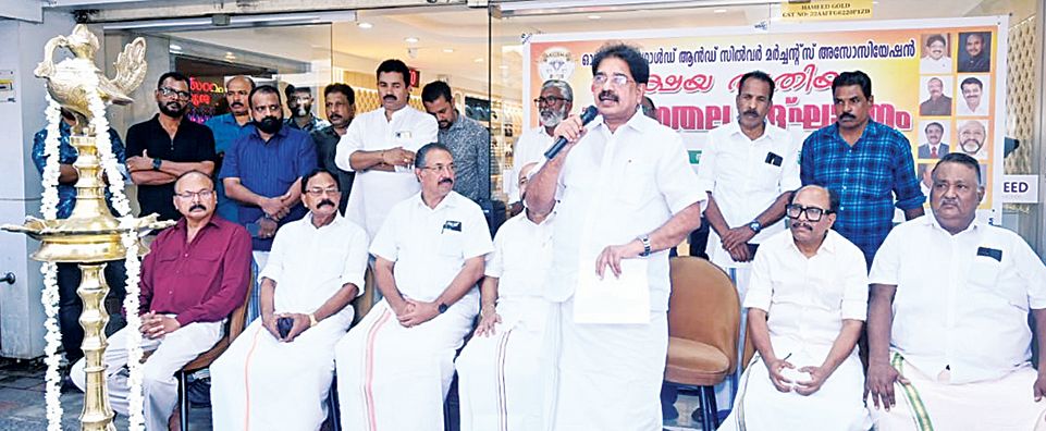 ഓൾ കേരള ഗോൾഡ് ആൻഡ്‌ സിൽവർ മർച്ചന്റ്‌സ്‌ അസോസിയേഷൻ സംസ്ഥാന കമ്മിറ്റി സംഘടിപ്പിച്ച അക്ഷയ തൃതീയ  ദിനാചരണം  കേരള വ്യാപാരി വ്യവസായി ഏകോപന സമിതി സംസ്ഥാന പ്രസിഡന്റ്‌ രാജു അപ്‌സര ഉദ്‌ഘാടനംചെയ്യുന്നു