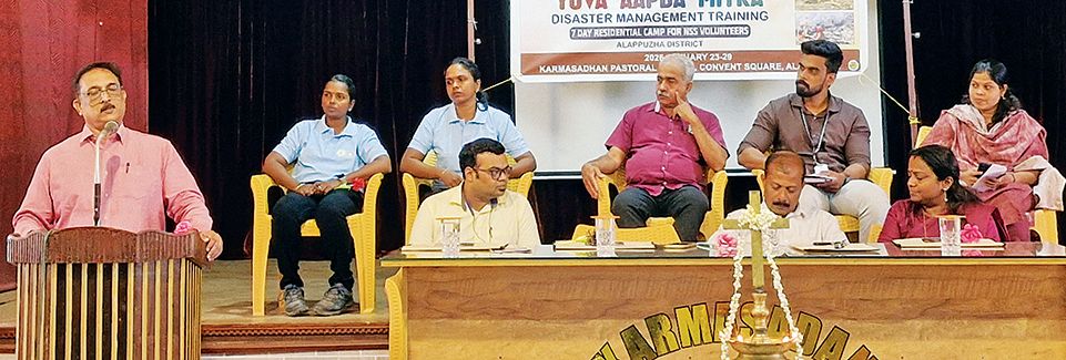 ‘യുവ ആപ്‌ദ മിത്ര’ദുരന്തനിവാരണ പരിശീലന ക്യാമ്പ്‌ കലക്‍ടർ അലക്‌സ് വർഗീസ് ഉദ്ഘാടനംചെയ്യുന്നു