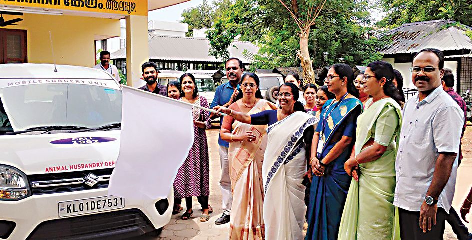 മൃഗസംരക്ഷണ വകുപ്പിന്റെ മൊബൈൽ വെറ്ററിനറി സർജറി യൂണിറ്റ് ജില്ലാ പഞ്ചായത്ത് പ്രസിഡന്റ് കെ ജി രാജേശ്വരി  ഫ്‌ളാഗ്ഓഫ്ചെയ്യുന്നു