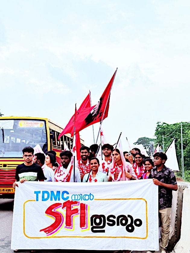 ഗവ. ടിഡി മെഡിക്കൽ കോളേജിൽ യൂണിയൻ തെരഞ്ഞെടുപ്പിൽ വിജയിച്ച എസ്‌എഫ്‌ഐ പ്രവർത്തകരുടെ ആഹ്ലാദപ്രകടനം