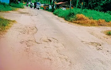 താറുമാറായ നെടുമ്പ്രക്കാട്‌ ഫെറി – പള്ളിക്കവല റോഡ്‌
